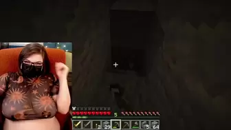 BIG BEAUTIFUL WOMAN Bounces Tits playing Minecraft